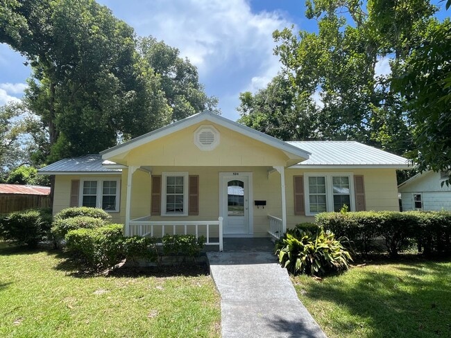 Building Photo - Cute, vintage 3 Bedroom, 1.5 Bathroom home...