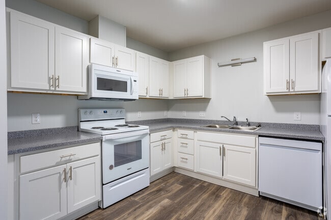 2BR, 1BA - 956SF - Kitchen