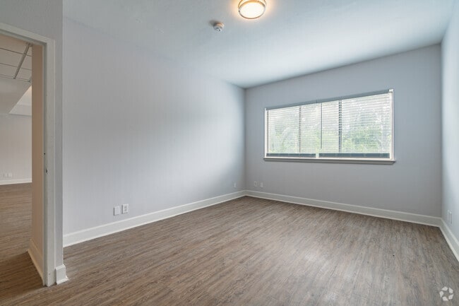 1BR, 1BA - 890SF