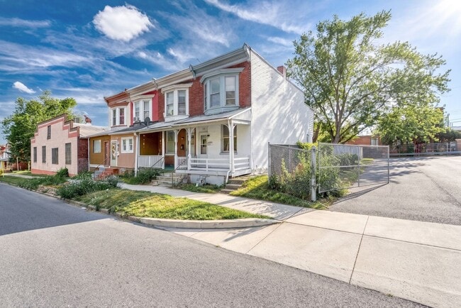 Building Photo - Newly Renovated 3 Bedroom, 1 Bathroom Townhouse
