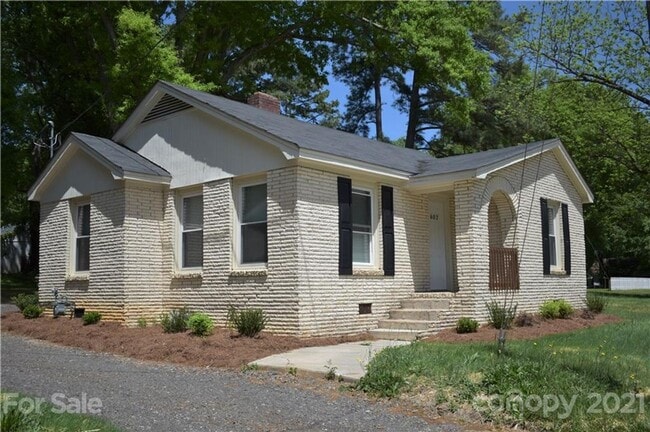 Building Photo - Charming 2-BR Brick Home with a Yard, and everything you need – Minutes from Downtown!