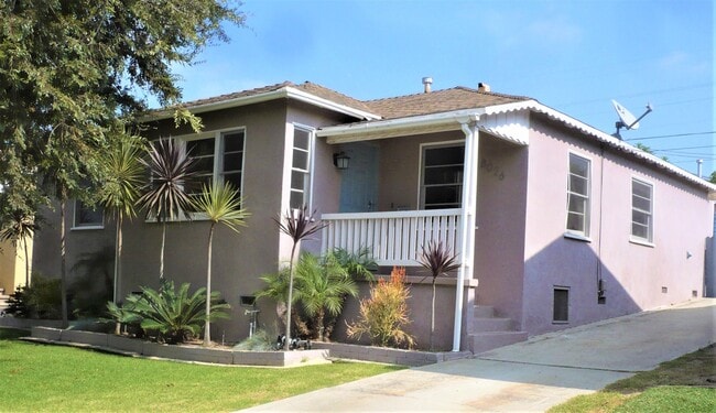 Building Photo - Spacious 4+2 SFR, 3 blocks from LMU, firep... Rental