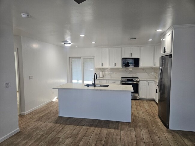 Photo - 1st MONTH'S RENT FREE!!! 3 Bedroom Home Located in Bullhead City