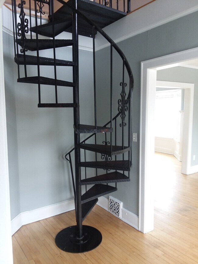 Photo - Large Spacious 4 Bedroom UPPER with Large Living Room and Dining Area!! Unit 2214 Upper