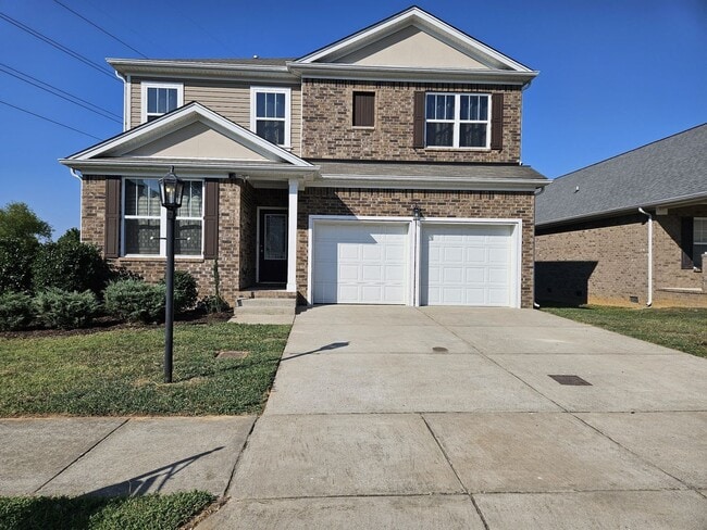 Building Photo - Great Home With Garage Parking Near Downto...