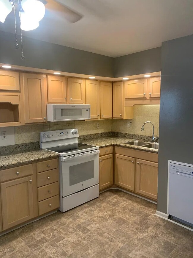 Photo - 1094 Briarwood Dr