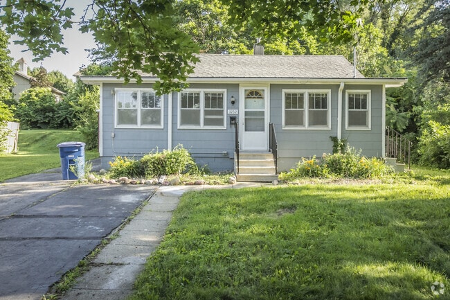 Building Photo - 2 Bedroom 2 Bathroom Home Available
