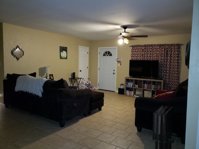 Photo - Nice 2 or 3 Bedroom, 1 Bath.
