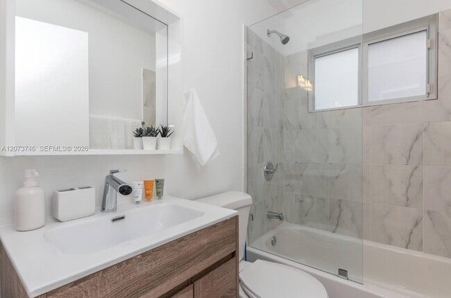 Photo - 6509 NE 5th Ave Unidad Blue