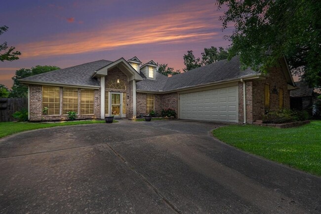 Building Photo - 1813 Oakwood Dr E Rental