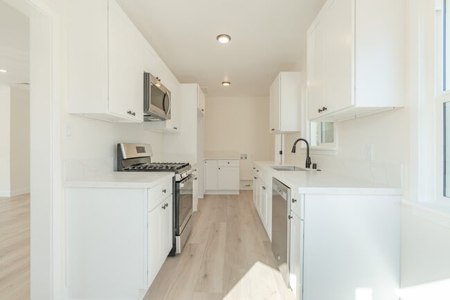 Photo - 619 E H St