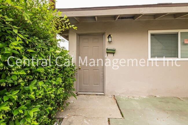 Photo - 2000-2004 Bank St Unit 2000