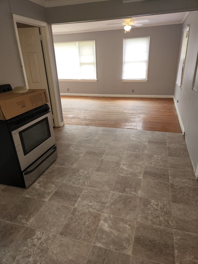 Photo - 1176 Newberg Ave