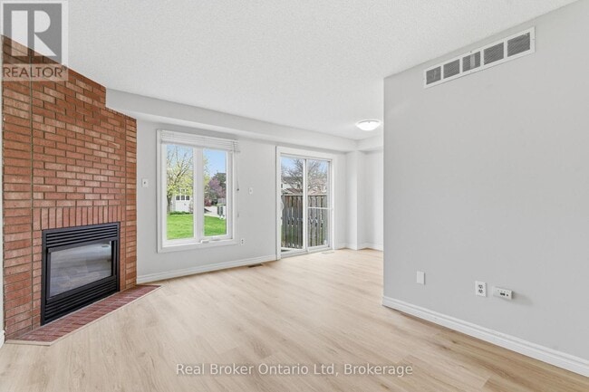 Photo - 302 College Ave W