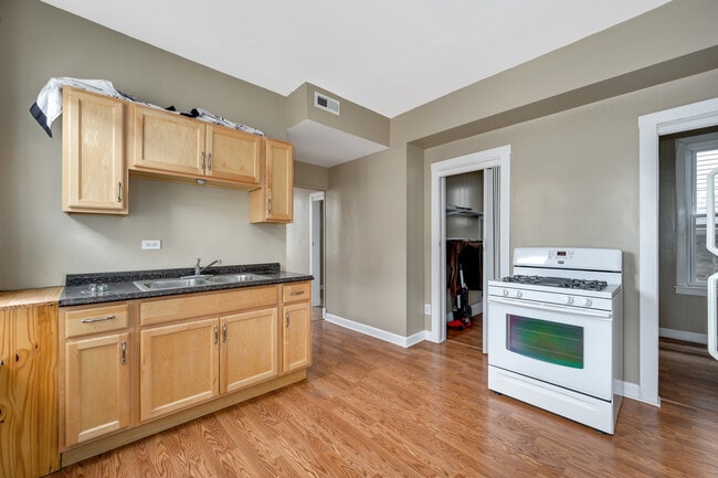 Photo - 1015 W 31st Pl Unidad 2F