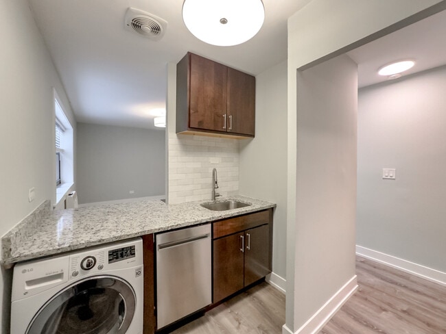 Building Photo - 536 W Barry Ave Unit J09P