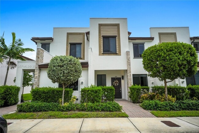 Building Photo - 909 NE 211th St