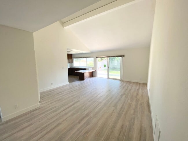 6009 E La Paz Cir