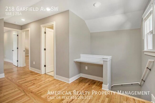 Photo - 218 Garfield Ave SW