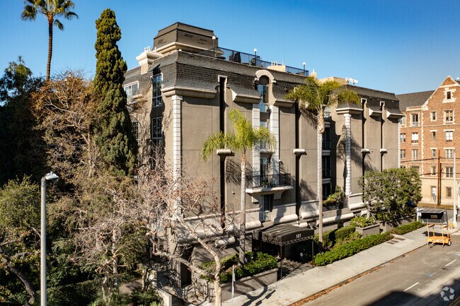 585 N Rossmore Ave - The Rossmore Apartments