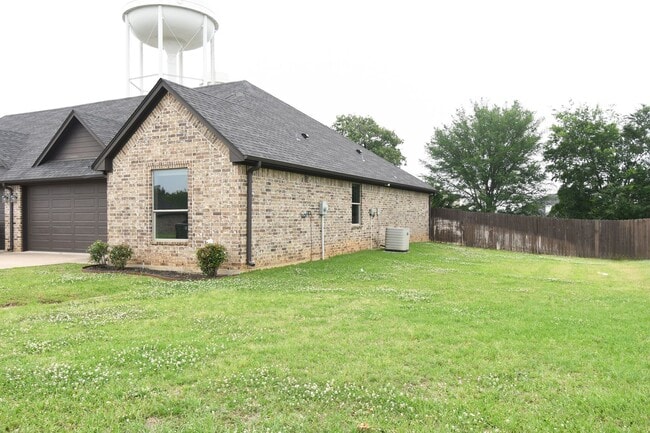 Photo - Modern 3-Bedroom 2 Bath Duplex in South Tyler