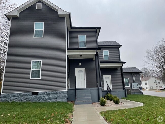 Building Photo - Newly Renovated 2 bed/1 bath apartment (Do... Unit A