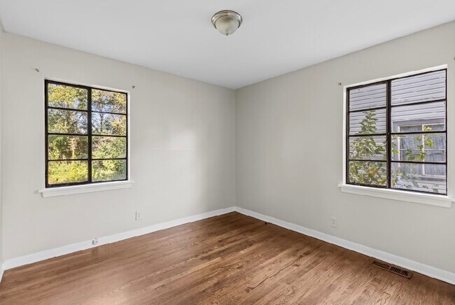 Photo - Charming and Newly Renovated 3 Bedroom 1 B...