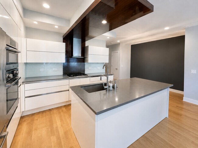 Photo - 1008 N Larrabee St
