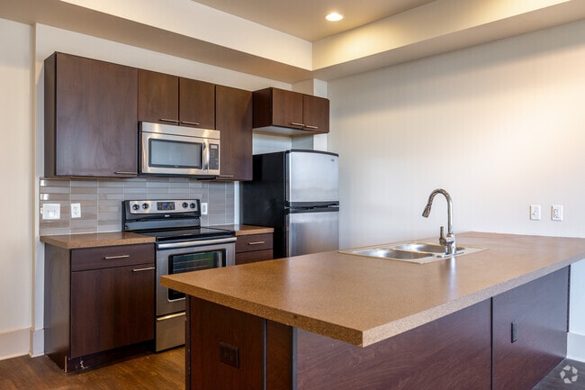2BR, 1BA - 975 SF