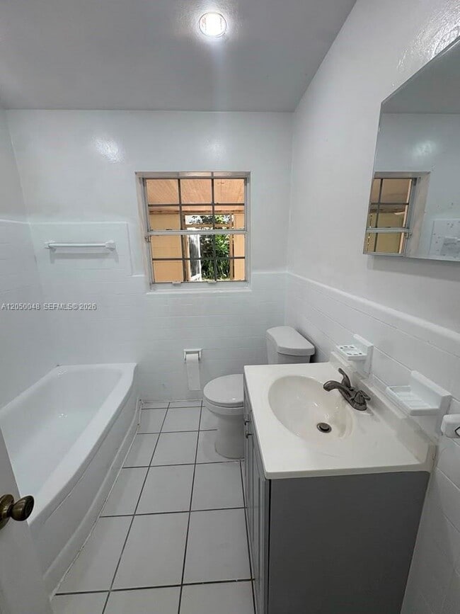 Photo - 475 NE 164th St