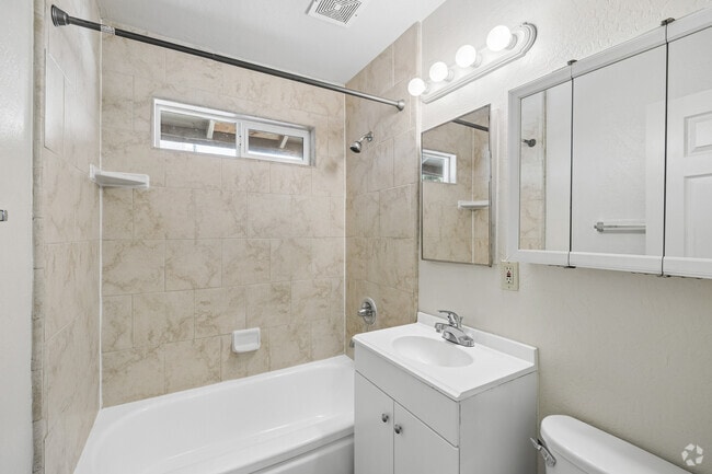 2BR, 1BA - 800SF - Bathroom