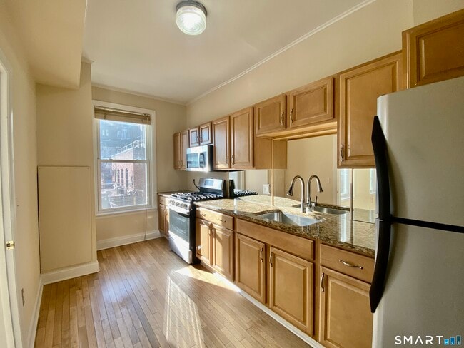 Photo - 268 College St Unit 2R