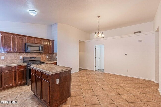Photo - 2080 Shreya St