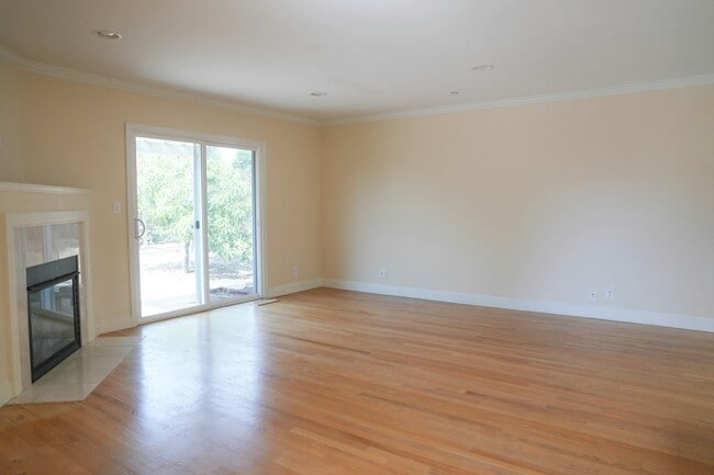 Photo - 300 Ridgeway Rd