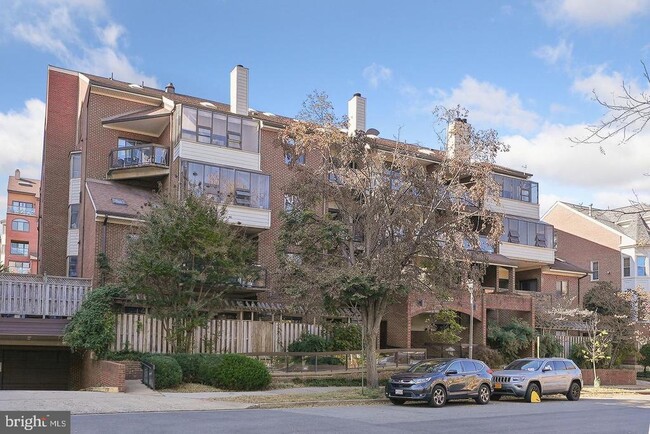 Building Photo - 1020 N Stafford St Unit 311