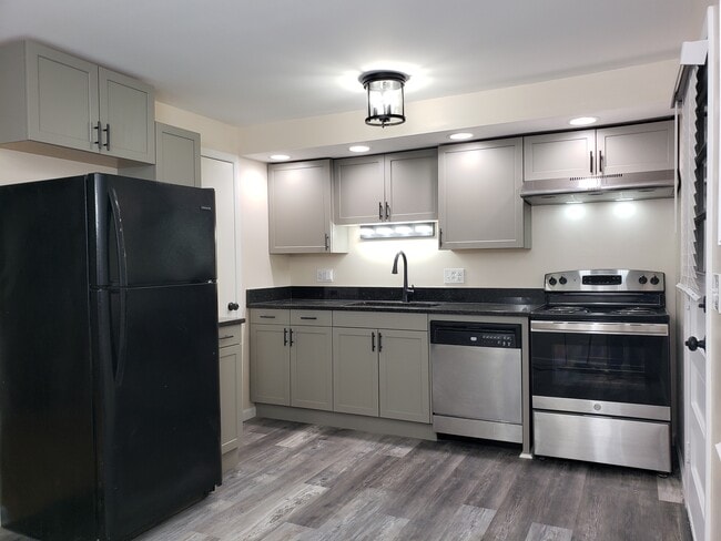 Building Photo - 32 Medimount Dr