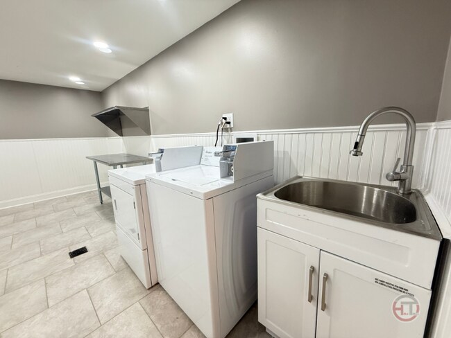 Photo - 1952 Ellis Ave