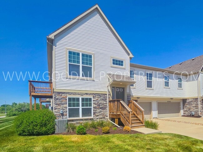 Building Photo - 2 Bedroom 2.5 Bath end unit Townhome in West Des Moines with attached garage