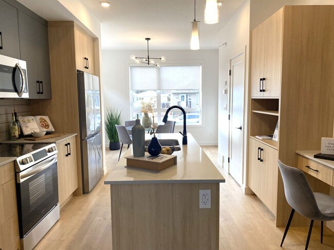 Building Photo - 9805-9153 153 St NW Unit MAIN 9805