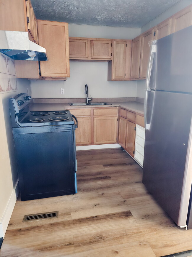 Building Photo - Renovated 1-bedroom, 1-bath apartment featuring a bright, modern layout with stylish updates thro... Unit 6