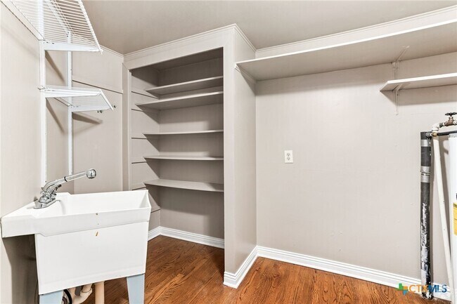 Building Photo - 260 S Hickory Ave Rental