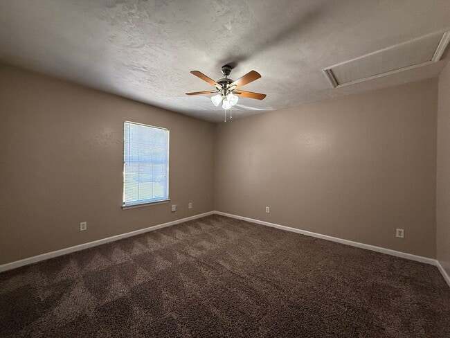 Photo - Upstairs Pointe East unit available now!!! Unidad C