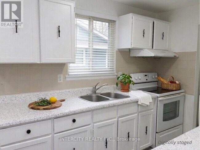 Photo - 260 Britannia Ave