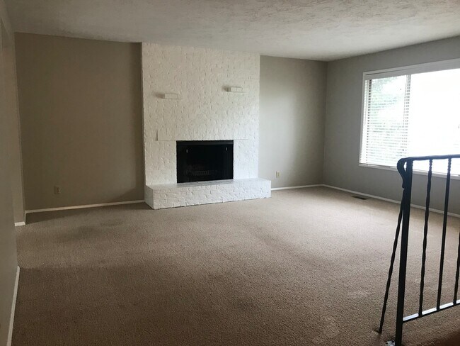 Photo - Spacious Split Level near Putnam High School