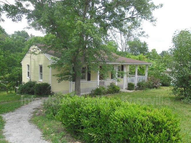 Building Photo - 805 Centeroak Dr