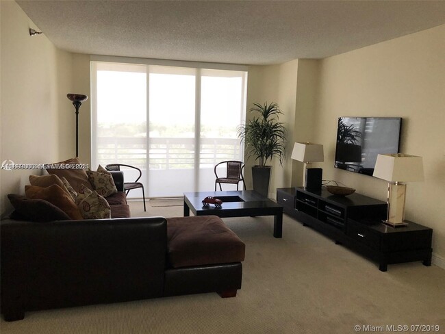 Photo - 3530 Mystic Pointe Dr Unidad 1008
