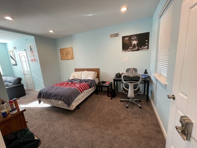 Photo - 1411 W Thompson St Unit 2