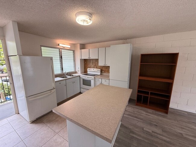 Photo - Fresh 2/1 Makiki Heights Condo with 1 Parking, Lanai, Pool, Open floor plan, & Walk-in closet Unit 309