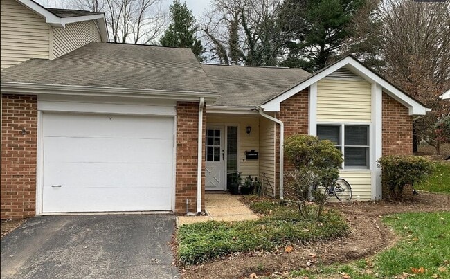 Building Photo - Newly Remodeled Town Home Close To Downtow...