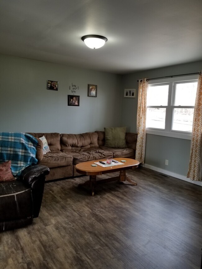 SUBLEASE! Three bedroom home in Ellettsvil... House Rental in